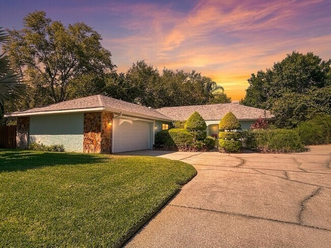 Building Photo - Spacious Home with Private Pool in Prime Clearwater Location!  2bed|2bath