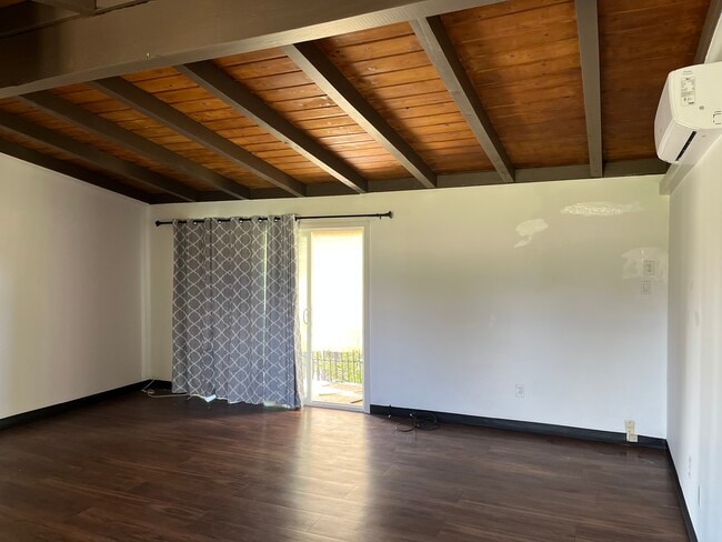 Techo en la sala de estar - 4607 Plaza Ln