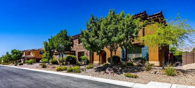 Foto del edificio - Stunning 5 Bed, 4 Full Baths And 2 Half Ba...