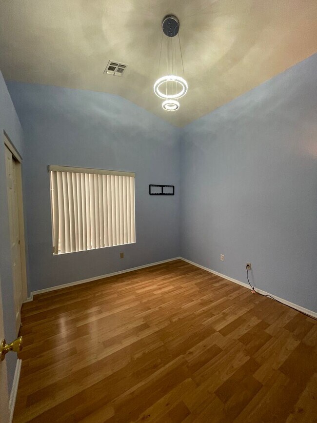 Foto del edificio - 3537 N 64th St