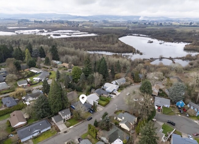 Building Photo - 650 SE Alder Ct