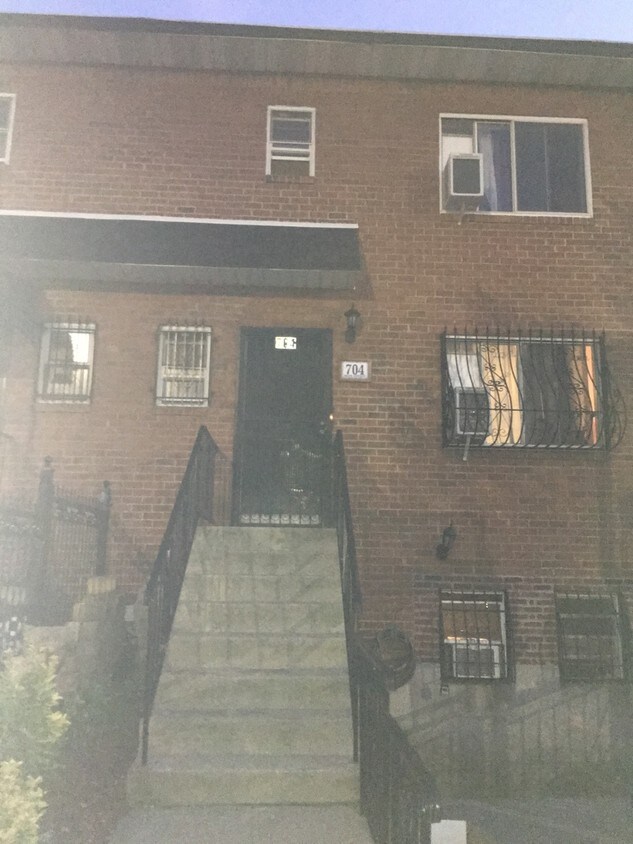 Primary Photo - 704 Dean St