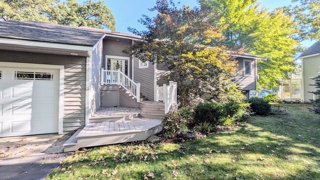 Building Photo - Three Bedroom Home on Austin Lake