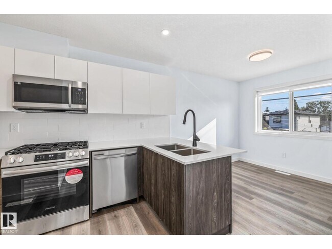 Photo du bâtiment - 15120 93 Ave NW