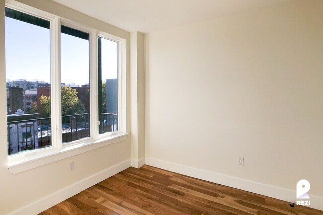 Building Photo - 535 Grand St