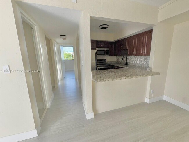 Foto del edificio - 2715 Tigertail Ave