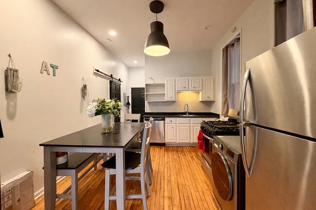 Building Photo - Charming 2-Bed Hardwood Haven in Chicago's Vibrant West Side!