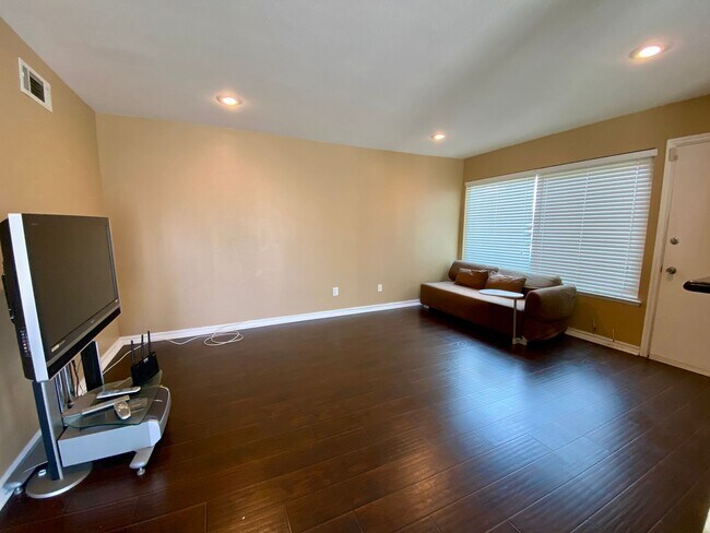Foto del edificio - 2 Bed, 1 Bath Condo with a view of the hills!