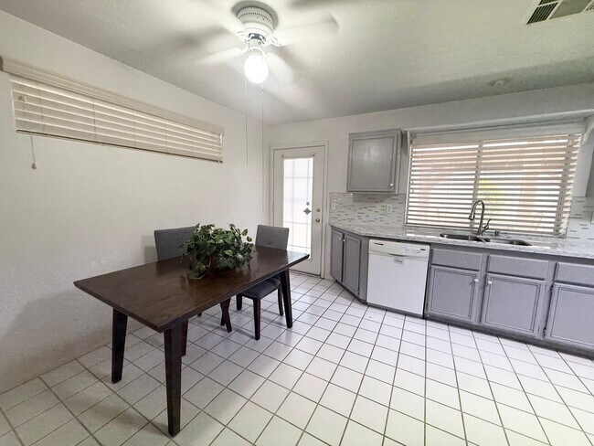 Foto del edificio - Spacious 4-Bedroom Home with 3-Car Garage in Orchards of Las Vegas