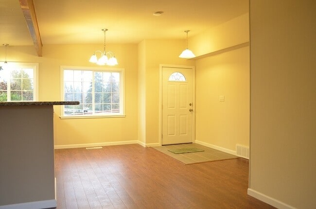 Foto del edificio - Updated 2-Story home with Day light basement. Big lot w/ RV & Boat parking
