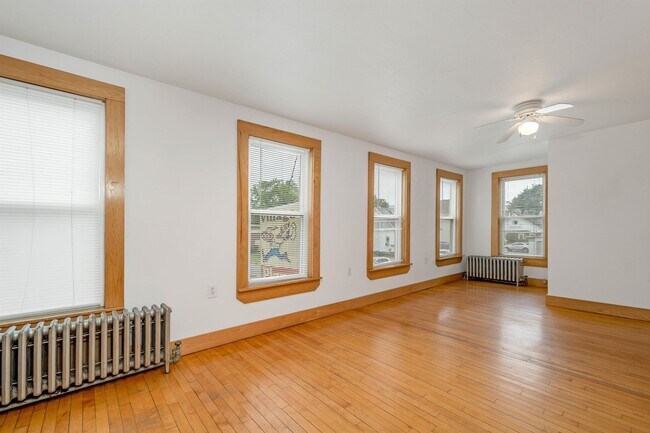 Building Photo - 132 Main St