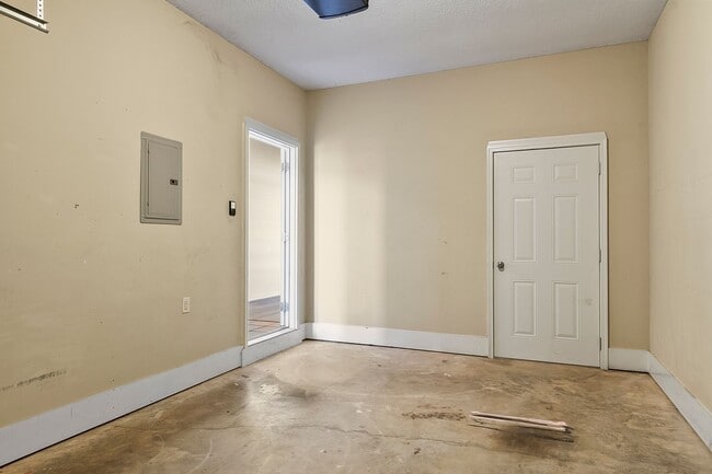 Building Photo - East Tuscaloosa Garden Home in Camden Lake