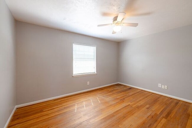 Building Photo - 2x1 w/ Hardwoods in Peachtree Hills Neighb...