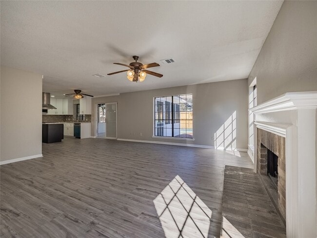 Foto del edificio - 2722 Carmel Woods Dr