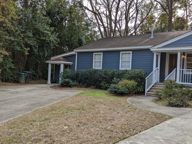 Building Photo - Rare.....One Bedroom One Bathroom Unit Ava...