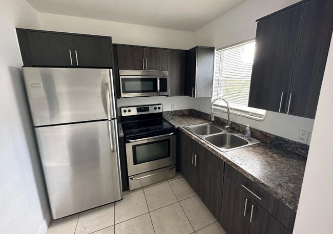 Foto del edificio - 565 NE 65th St