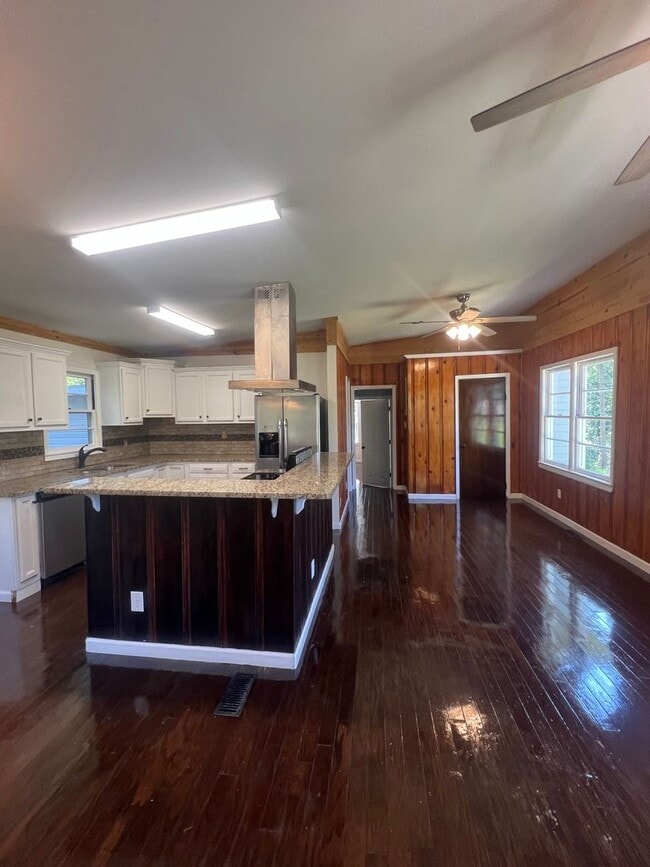 Building Photo - "Lake House Vibes"