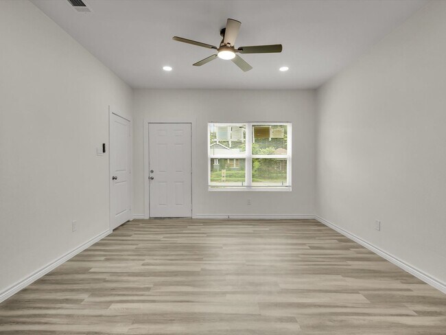 Foto del edificio - Open Layout & Spacious Yard
