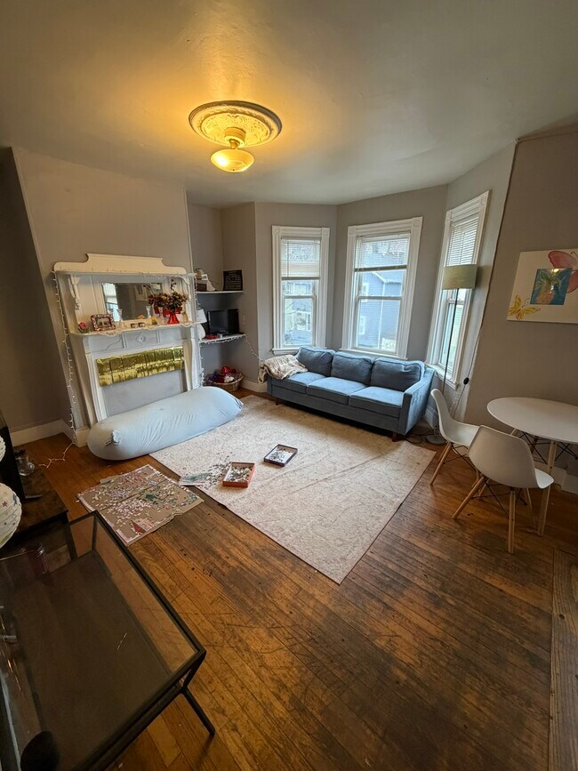 Building Photo - 121 Hillside St