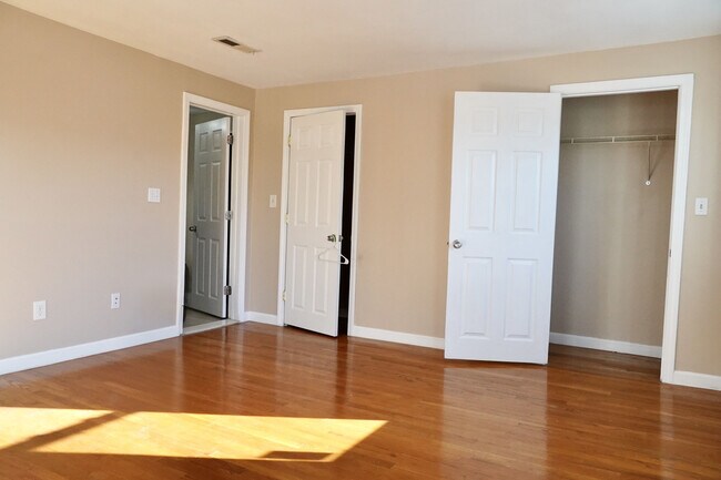 Building Photo - 14 School St