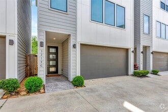 Building Photo - 3210 N MacGregor Way
