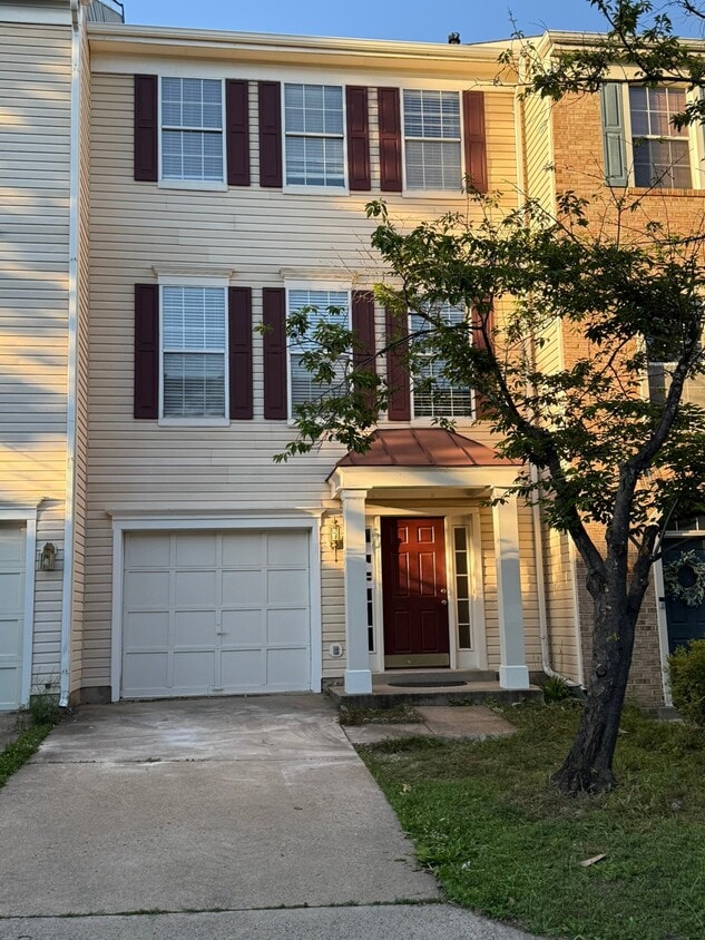 Photo - 2427 Clover Field Cir (Herndon, VA)