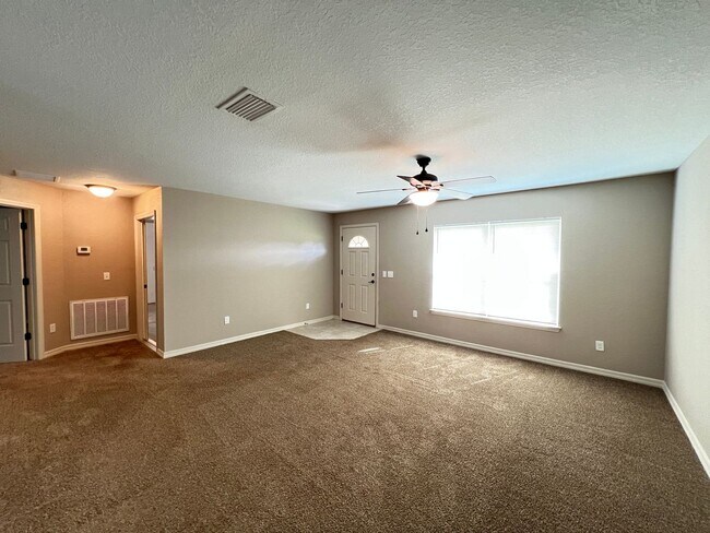 Foto del edificio - BEAUTIFUL 3 Bedroom, 2 Bathroom Home in Ocklawaha!!