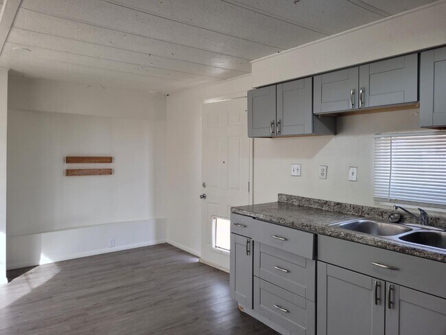 Foto del edificio - 1420 S Warner Dr