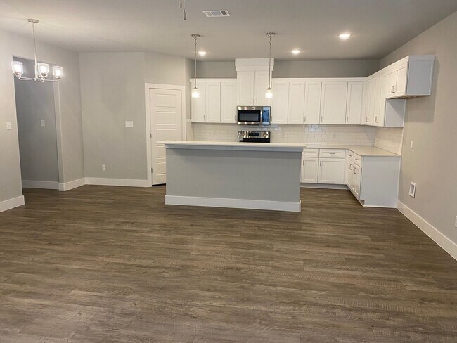 Foto del edificio - 3/2/2 FIREPLACE - NEW FLOORING + NEW PAINT