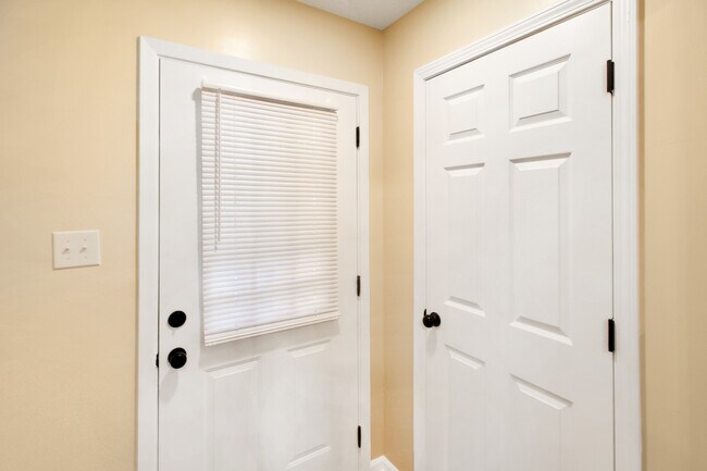 Foto del edificio - 2334 N Pine Lea Dr