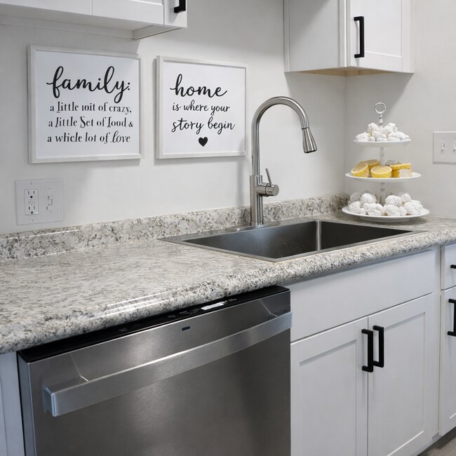 Foto del edificio - Newly Renovated 2 Bedroom Apartment