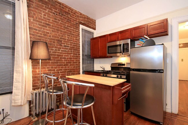 Building Photo - 211 E 14th St