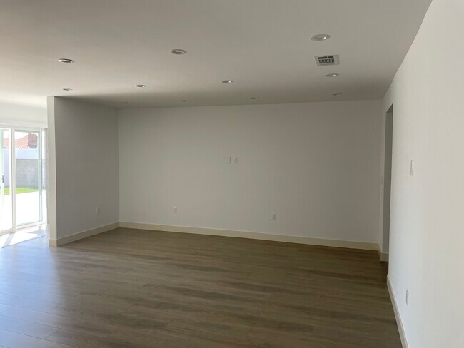 Building Photo - 7812 Coldwater Canyon Ave