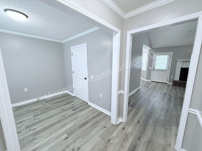 Foto del edificio - 2112 Harris Dr