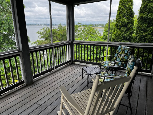 Foto del edificio - 240 Narragansett Ave