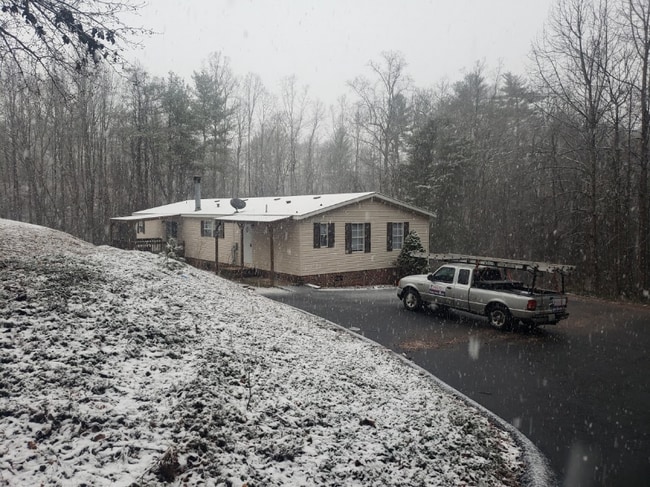 Building Photo - 2084 White Pine M H P Rd