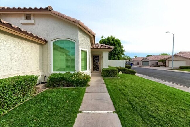 Building Photo - 703 W Greentree Dr