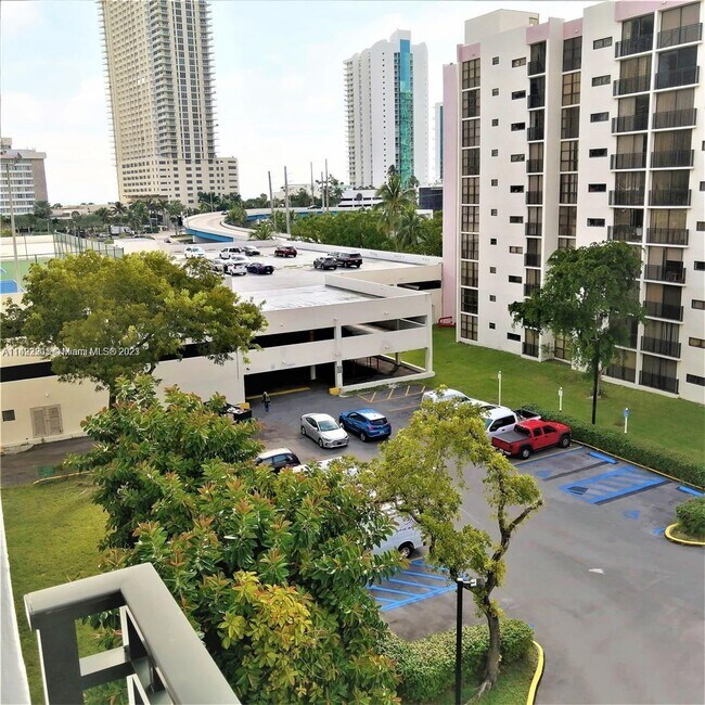 Foto del edificio - 16919 N Bay Rd