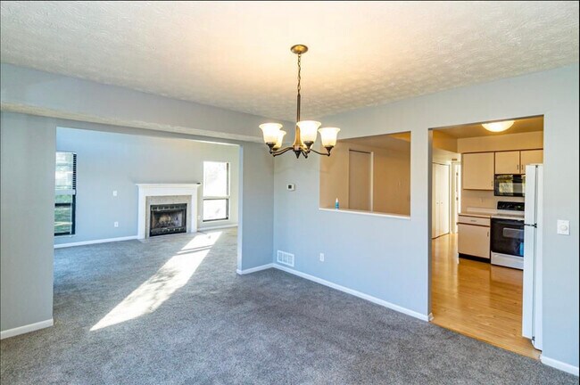 Comedor - 9412 Hunters Creek Dr