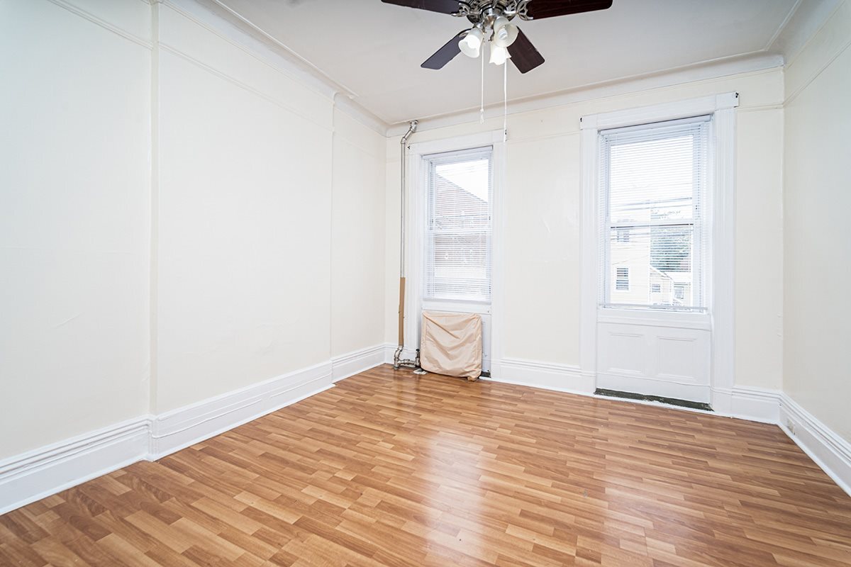 Primary Photo - 1144 Summit Ave