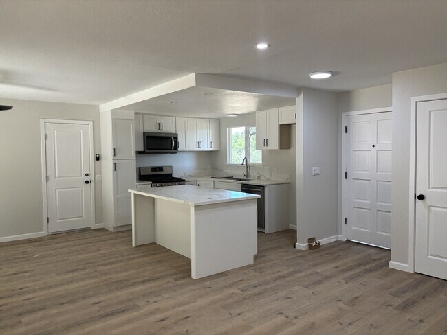 Foto del edificio - Fully remodeled home nestled on a spacious...
