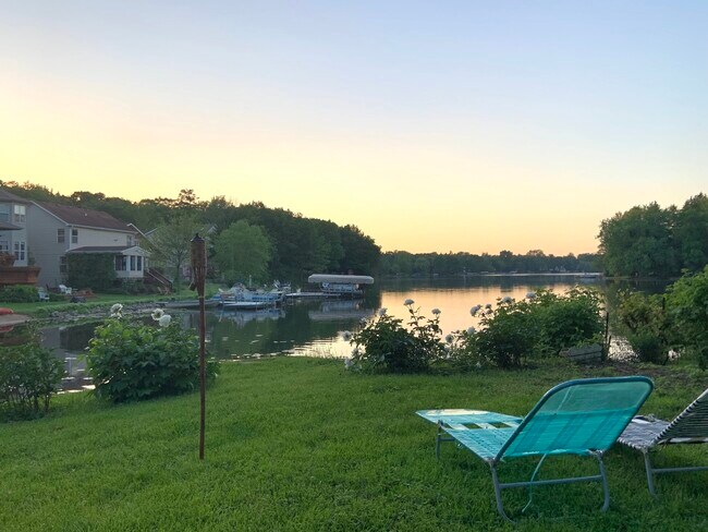 Foto del edificio - 23794 N Lakeside Dr