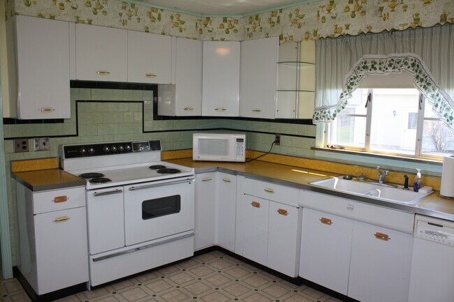 tons of cupboard space - 8432 Telegraph Rd