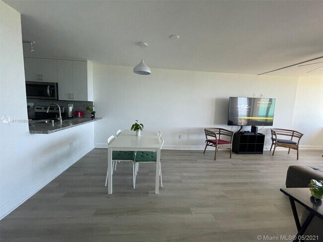 Foto del edificio - 8233 Harding Ave