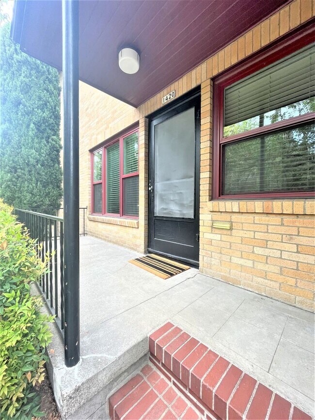 Building Photo - 2 bedroom Townhouse with free onsite parki...