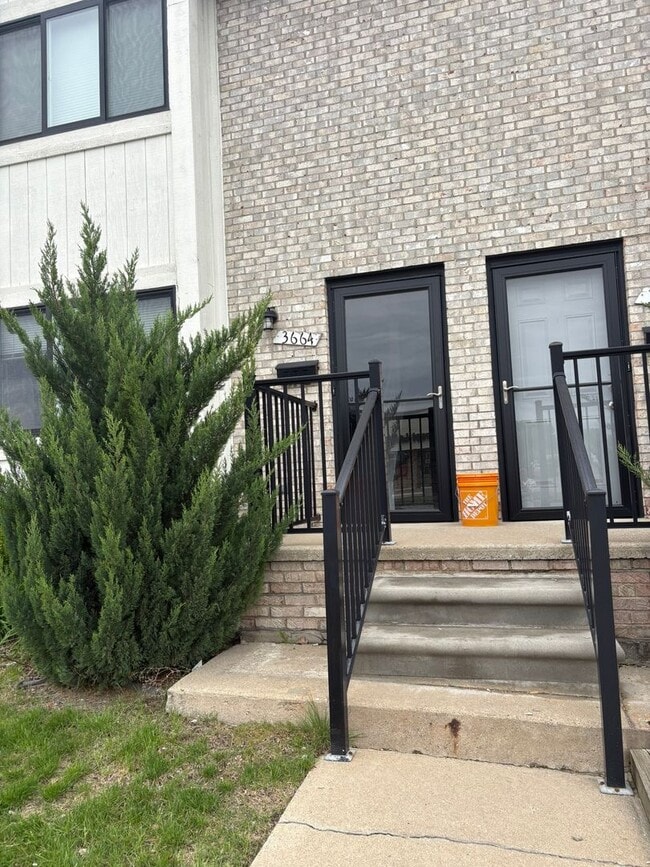 Foto del edificio - Beautifully Updated Townhouse – Prime Location!