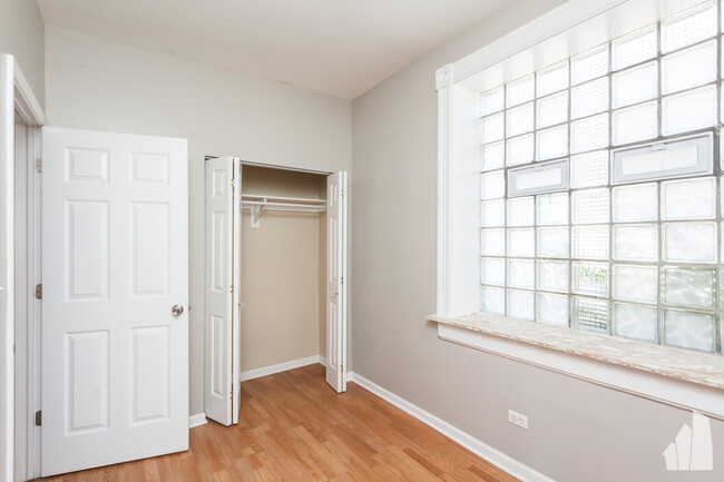 Building Photo - 948 W Willow St