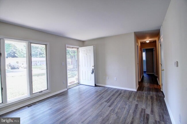 Building Photo - 285 Pinoak Dr