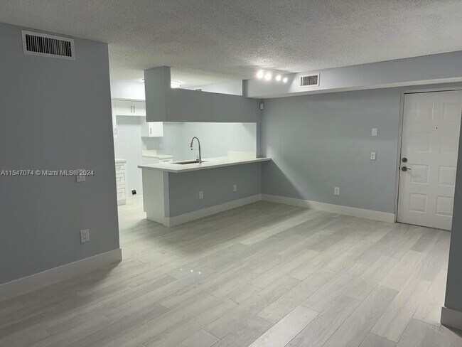 Building Photo - 440 S Park Rd