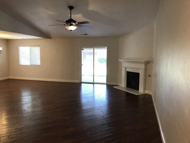 Building Photo - 12118 Great Country Stunning NW Bakersfiel...